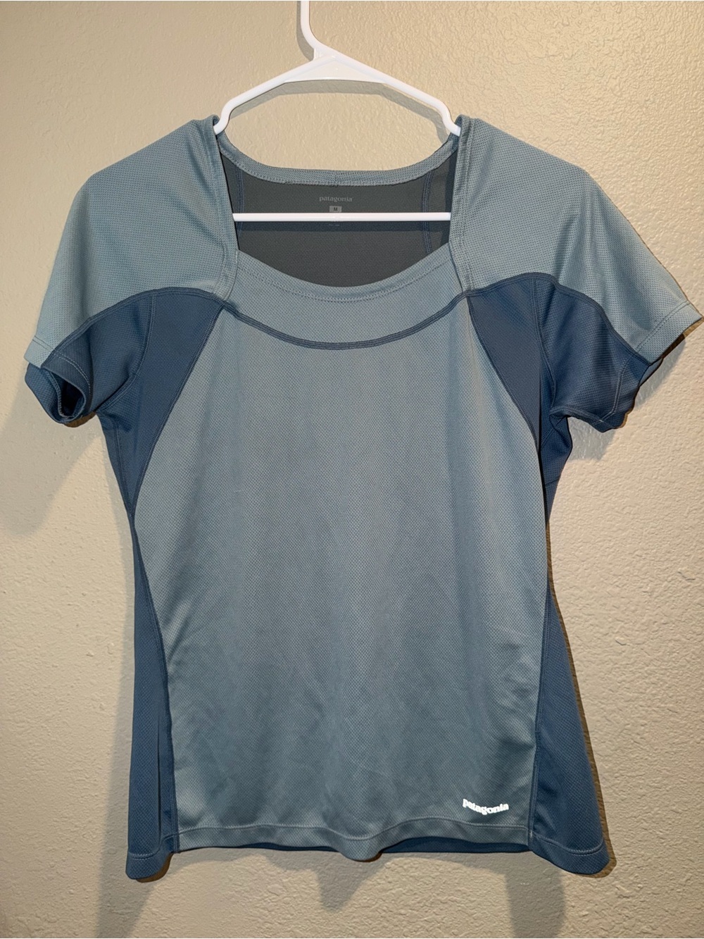 Patagonia Women's Blue Two-Tone Athletic Performance Top (Medium)